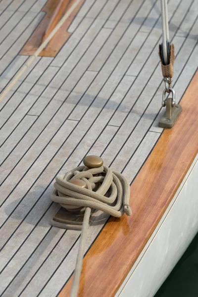 Bir yelkenli eski stil güverte halat