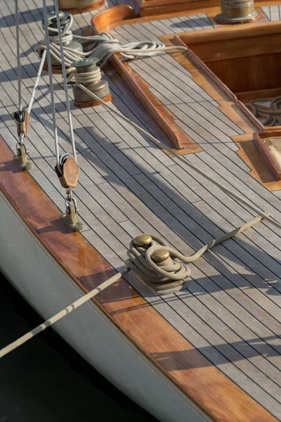 一艘帆船在旧样式的详细信息 — 图库照片