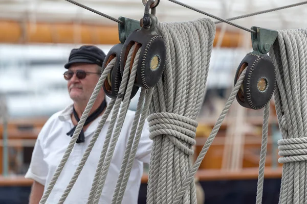 Imperia Italia Septiembre 2018 Miembro Tripulación Velero Amarrado Puerto Imperia —  Fotos de Stock