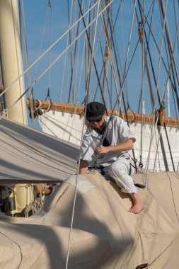 Imperia, İtalya - 9 Eylül 2018: Mürettebat üyesi eylem Yelkenli üzerinde Klasik yatlar Challenge aşamasında Imperia limanda palamarla. Sahne Panerai Klasik yatlar zorluğu, Akdeniz yelken içinde önemli bir olaydır