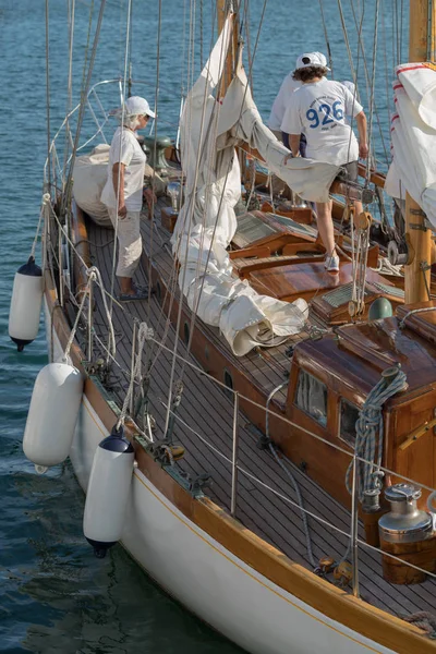 Imperia Italië September 2018 Leden Van Het Cockpitpersoneel Zeilboot Afgemeerd — Stockfoto