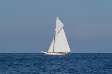 Yelkenli deniz üzerinde eski stil