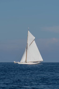 Yelkenli deniz üzerinde eski stil