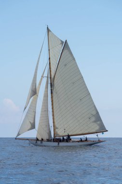 Yelkenli deniz üzerinde eski stil