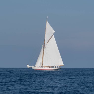 Yelkenli deniz üzerinde eski stil
