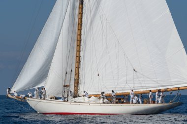 Imperia, İtalya - 7 Eylül 2018: Mürettebat gemiye Yelkenli yarış Paneray Klasik yatlar Challenge, Imperia üzerinde regatta sırasında üzerinde