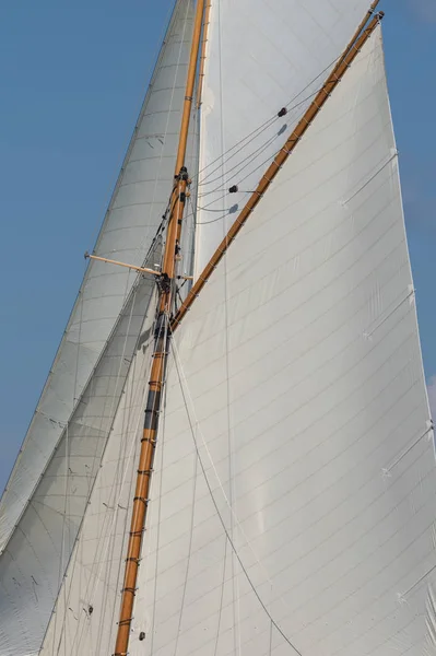 Zeil Van Een Zeilboot Tegen Hemel — Stockfoto