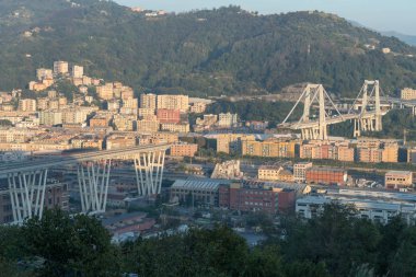Genoa, İtalya - 12 Ekim 2018: Ağustos 14, Morandi köprü çöktü, Cenova, araç ve ton moloz yere gönderme ve 43 kişi öldü. Ön İnceleme puan kötü tasarım ve yetersiz bakım için