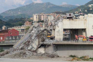 Genoa, İtalya - 9 Ekim 2018: 14 Ağustos 2018 Morandi köprü çöktü sonra kalan moloz parçası