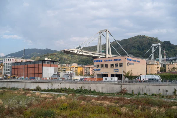 意大利热那亚 2018年10月9日 8月14日 莫兰迪大桥在热那亚倒塌 向地面运送车辆和成堆的碎石 造成43人死亡 初步调查指出设计不佳和维护不足的组合 — 图库照片