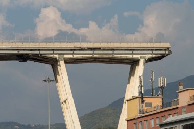 Genoa, İtalya - 9 Ekim 2018: Ağustos 14, Morandi köprü çöktü, Cenova, araç ve ton moloz yere gönderme ve 43 kişi öldü. Ön İnceleme puan kötü tasarım ve yetersiz bakım için
