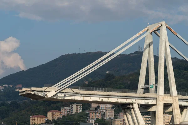 Genoa, İtalya - 9 Ekim 2018: Ağustos 14, Morandi köprü çöktü, Cenova, araç ve ton moloz yere gönderme ve 43 kişi öldü. Ön İnceleme puan kötü tasarım ve yetersiz bakım için