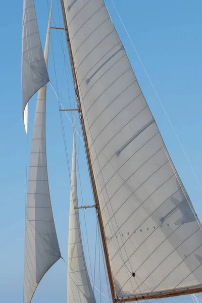 Zeil Van Een Zeilboot Tegen Hemel — Stockfoto