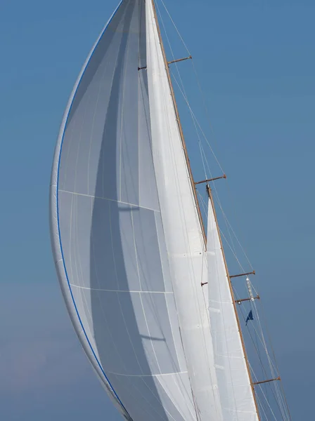 Zeil Van Een Zeilboot Tegen Hemel — Stockfoto