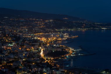 Sanremo gece. İtalya Liguria bölgesinin