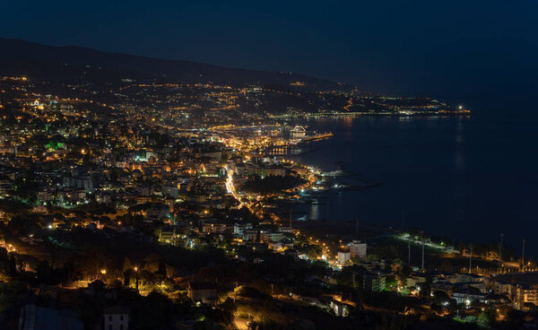 Сан-Ремо ночью. Лигурия в Италии
