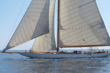 Imperia, İtalya - 7 Eylül 2018: Mürettebat gemiye Yelkenli yarış Paneray Klasik yatlar Challenge, Imperia üzerinde regatta sırasında üzerinde