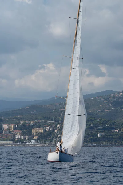 Ιμπέρια Ιταλία Σεπτεμβρίου 2018 Sailboat Κατά Διάρκεια Των Αγώνων Στη — Φωτογραφία Αρχείου