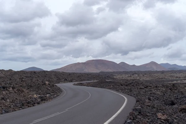 穿越火山地形的道路 加那利群岛兰萨罗特岛 — 图库照片