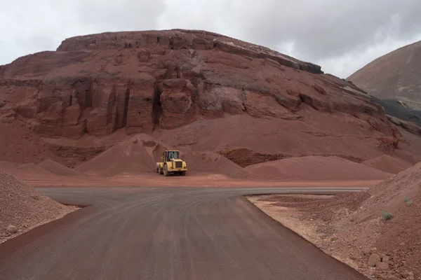 西班牙加那利群岛兰萨罗特采石场重型机械 — 图库照片