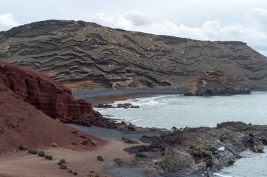 Deniz ve kayalar El Golfo, Lanzarote, Kanarya Adaları'nda