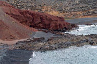 Deniz ve kayalar El Golfo, Lanzarote, Kanarya Adaları'nda