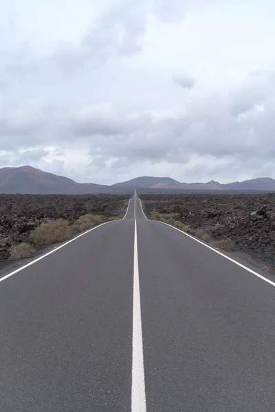 Weg Oversteken Vulkanische Terrein Eiland Lanzarote Canarische Spanje — Stockfoto