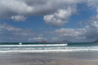 Famara Beach (Playa de Famara görünümünden Kanarya Adaları, Graciosa Island)
