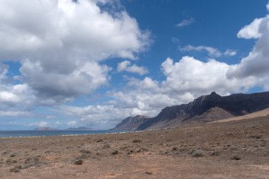 Caleta de Famara görünümü ve Famara massif, Lanzarote Adası, Kanarya Adaları, İspanya görüldüğü gibi deniz
