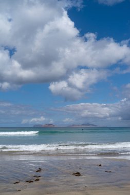 Famara Beach (Playa de Famara görünümünden Kanarya Adaları, Graciosa Island)