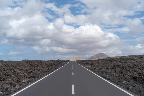 穿越火山地区的道路 兰萨罗特岛 加那利群岛 西班牙 — 图库照片