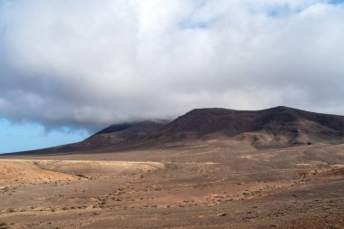 Lanzarote, Kanarya Adaları içinde taş volkanik manzara çöl. Adanın güneyinde hacha Grande dağ