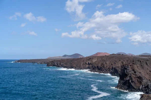 Deniz Volkanik Lav Kayaları Los Hervideros Batı Kıyısında Lanzarote Adası — Stok fotoğraf