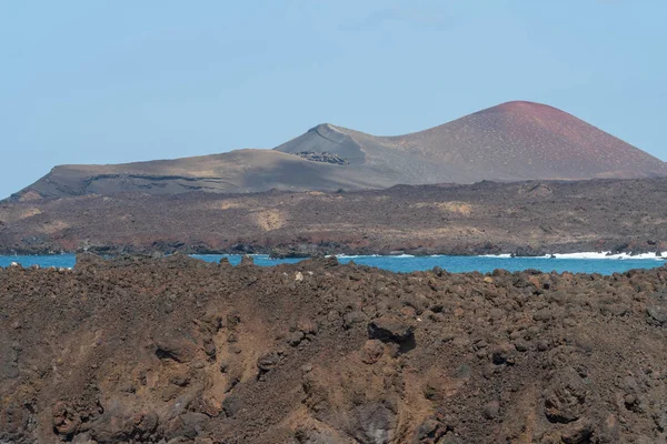 西班牙兰萨罗特岛洛斯赫维德罗斯西海岸的海洋和火山熔岩岩石 — 图库照片
