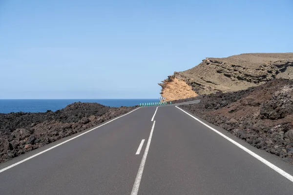 西班牙加那利群岛兰萨罗特岛火山区路 — 图库照片