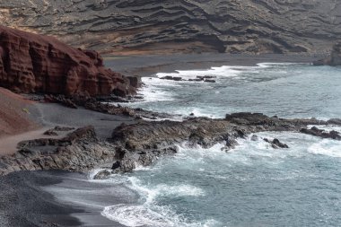 Deniz ve kayalar El Golfo, Lanzarote, Kanarya Adaları'nda