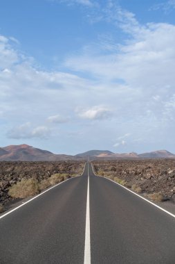 Vahşi bölgede Timanfaya Milli Parkı, Lanzarote, Kanarya Adaları, İspanya geçmekte yol