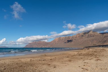 Caleta de Famara görünümü ve Famara massif, Lanzarote Adası, Kanarya Adaları, İspanya görüldüğü gibi deniz