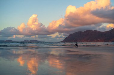 Caleta de Famara görünümü ve Famara massif, Lanzarote Adası, Kanarya Adaları, İspanya görüldüğü gibi deniz