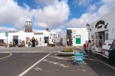 Teguise, Lanzarote, İspanya - 28 Ekim 2018: Tipik street ve Teguise Lanzarote köyde mimarisi. Kanarya Adaları
