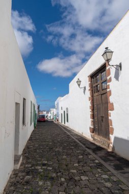Teguise, Lanzarote, İspanya - 28 Ekim 2018: Tipik street ve Teguise Lanzarote köyde mimarisi. Kanarya Adaları