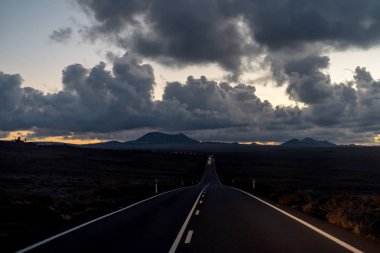 Farlar ile karanlık gece kırsal yol