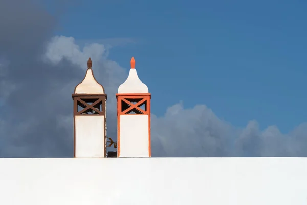 Espanha Lanzarote Detalhe Típica Casa Branca Com Chaminés — Fotografia de Stock