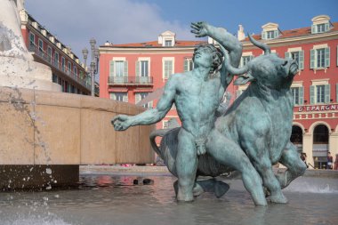 Nice, Fransa - 4 Temmuz 2018: Fontaine du Soleil (güneş Çeşmesi). Bu büyük çeşme Place Massena, Nice ana kamusal alan içinde güneşin Roma Tanrı'ya saygı öder