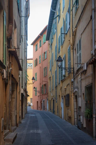 Calle estrecha en Menton, Francia —  Fotos de Stock