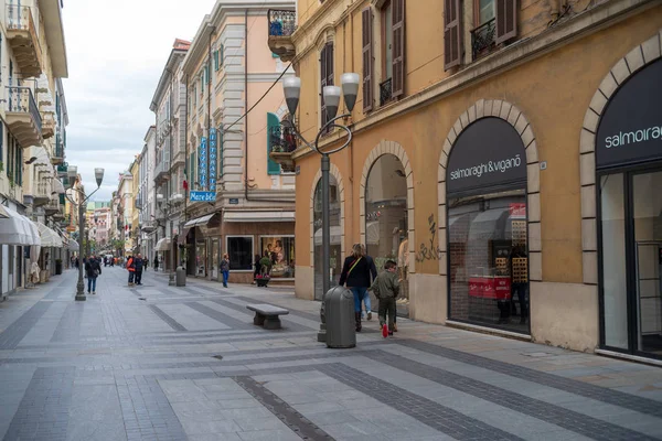 Vue sur la rue de Sanremo, Italie — Photo