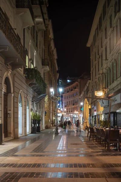 Sanremo vue sur la rue dans la nuit — Photo