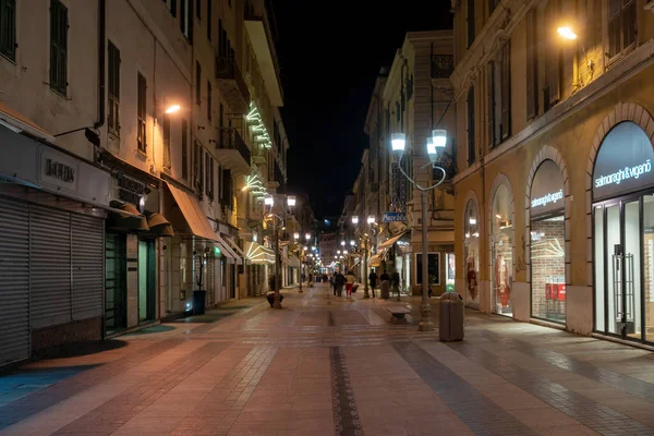 Sanremo vue sur la rue dans la nuit — Photo