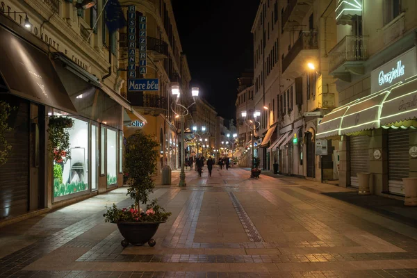 Sanremo vista strada nella notte — Foto Stock