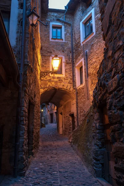 Typical Italian narrow street — Stock Photo, Image